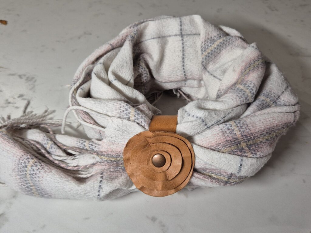 Adorno Floral de Cuero de Badana - Broche Artesanal Hecho a Mano