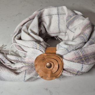 Adorno Floral de Cuero de Badana - Broche Artesanal Hecho a Mano
