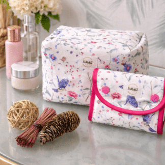 Kit de Aseo 2 Piezas Artesanal en Algodón OEKO-TEX – Neceser Cuadrado + Bolsa Plegable ​Modelo Romantic