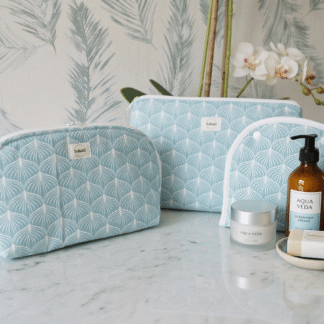 Kit de 3 Piezas Artesanal en Algodón OEKO-TEX – Neceser Cuadrado, Neceser Caramel + Bolsa Plegable ​Modelo Travel Serenity