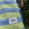 A rayas en color pistacho y jeans